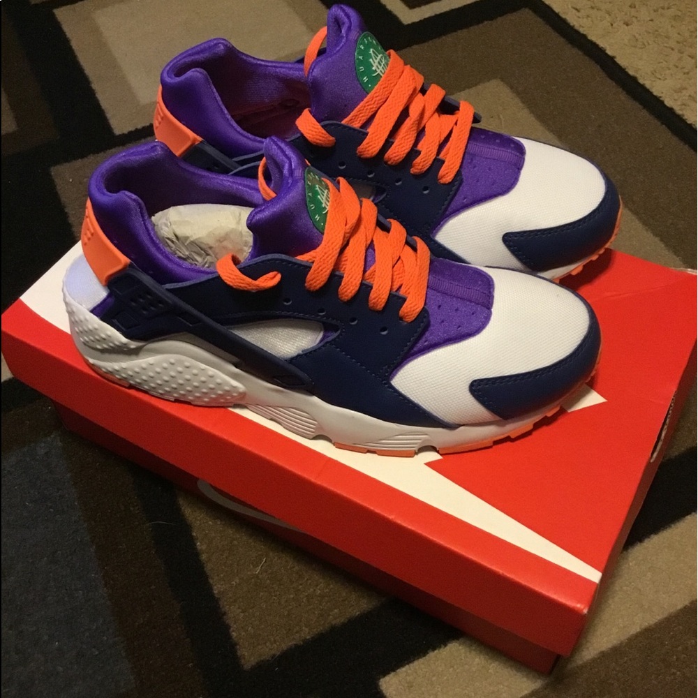 Tennis shoes